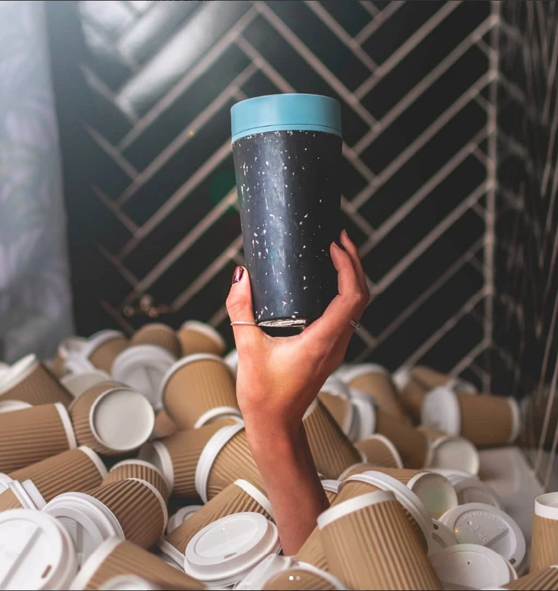 Circular&Co. Herbruikbare To Go Koffiebeker (rCUP) Zwart/zwart 8oz/227ml 10 Circular&Co. Herbruikbare To Go Koffiebeker (rCUP) Zwart/zwart 8oz/227ml - Afbeelding 8