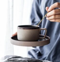 House Of Husk® Keramieke Kop En Schotel Set - Koffiekopjes - Theemokken - Koffiemokken - 250 Ml - Bruin Aardewerk 11 House Of Husk® Keramieke Kop En Schotel Set - Koffiekopjes - Theemokken - Koffiemokken - 250 Ml - Bruin Aardewerk -Keuken Benodigdheden Winkel 1161x1200 4