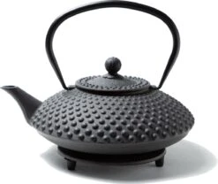 Tealøv THEE SET 1,25 LITER GIETIJZER | COMPLETE SET IN GESCHENKDOOS | Gietijzeren Theepot Met Roestvrijstalen Zeef, Gietijzeren Theekopjes En Onderzetter | In Authentiek Japanse Stijl | Kambin Zwart -Keuken Benodigdheden Winkel 1200x1009 5
