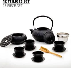 Lumaland - 12 Delig Theeservies - 1.4 L Gietijzeren Theepot - Theewarmer, Lepel, Zeef, 4 Kopjes En 4 Onderzetters