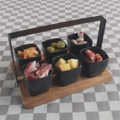 Mica Decorations - Luxe Tapas Set - 6 Zwarte Tapas Schaaltjes Op Houten Tapasplank - Servies - Borrelplank Olijfhout -Keuken Benodigdheden Winkel 1200x1197 38