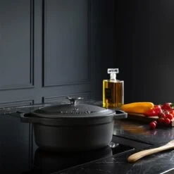 Gietijzeren Braadpan - Sudderpan Zwart Van Daumonet - Ovaal - Ø 29 Cm - 3 Liter - 100% PFAS & PFOA Vrij - Emaille - Geschikt Voor Alle Warmtebronnen - Elektrisch - Gas - Halogeen - Inductie - Keramisch - Vaatwasserbestendig 24 Gietijzeren Braadpan - Sudderpan Zwart Van Daumonet - Ovaal - Ø 29 Cm - 3 Liter - 100% PFAS & PFOA Vrij - Emaille - Geschikt Voor Alle Warmtebronnen - Elektrisch - Gas - Halogeen - Inductie - Keramisch - Vaatwasserbestendig -Keuken Benodigdheden Winkel 1200x1200 1472