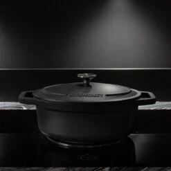 Gietijzeren Braadpan - Sudderpan Zwart Van Daumonet - Ovaal - Ø 29 Cm - 3 Liter - 100% PFAS & PFOA Vrij - Emaille - Geschikt Voor Alle Warmtebronnen - Elektrisch - Gas - Halogeen - Inductie - Keramisch - Vaatwasserbestendig 25 Gietijzeren Braadpan - Sudderpan Zwart Van Daumonet - Ovaal - Ø 29 Cm - 3 Liter - 100% PFAS & PFOA Vrij - Emaille - Geschikt Voor Alle Warmtebronnen - Elektrisch - Gas - Halogeen - Inductie - Keramisch - Vaatwasserbestendig -Keuken Benodigdheden Winkel 1200x1200 1473