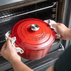Nuovva Gietijzeren Braadpan Antiaanbaklaag Met Deksel - Sudderpan Rood - Rond - Ø24 Cm - 4.7 Liter - 100% PFAS & PFOA Vrij - Geschikt Voor Alle Warmtebronnen - Elektrisch - Gas - Halogeen - Inductie - Keramisch -Keuken Benodigdheden Winkel 1200x1200 1506