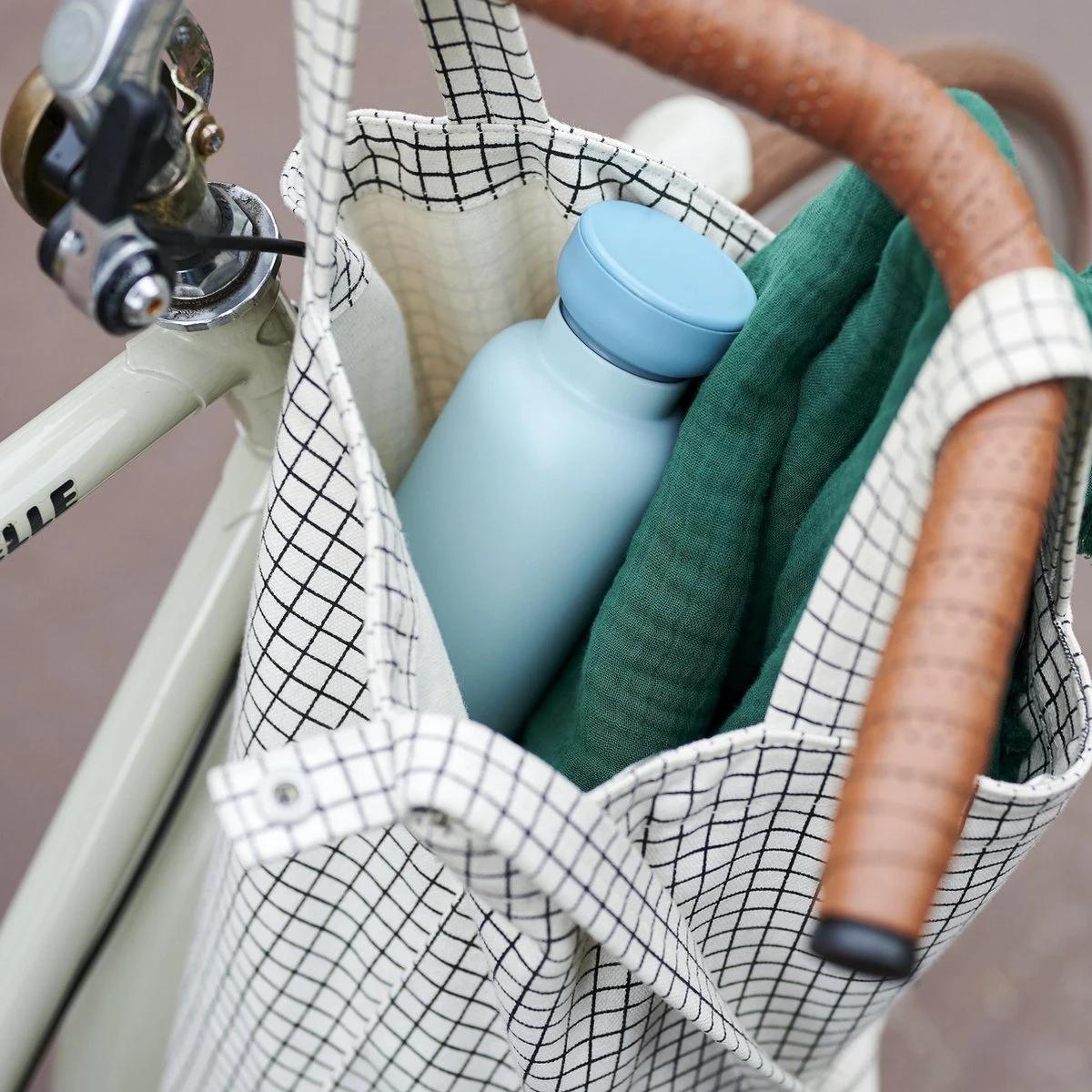 Mepal – Isoleerfles Ellipse 900 Ml – Houdt Je Drankje 12 Uur Warm En 24 Uur Koud – Nordic Pink – Geschikt Voor Bruiswater – Thermosfles – Lekdicht 9 Mepal – Isoleerfles Ellipse 900 Ml – Houdt Je Drankje 12 Uur Warm En 24 Uur Koud – Nordic Pink – Geschikt Voor Bruiswater – Thermosfles – Lekdicht - Afbeelding 7