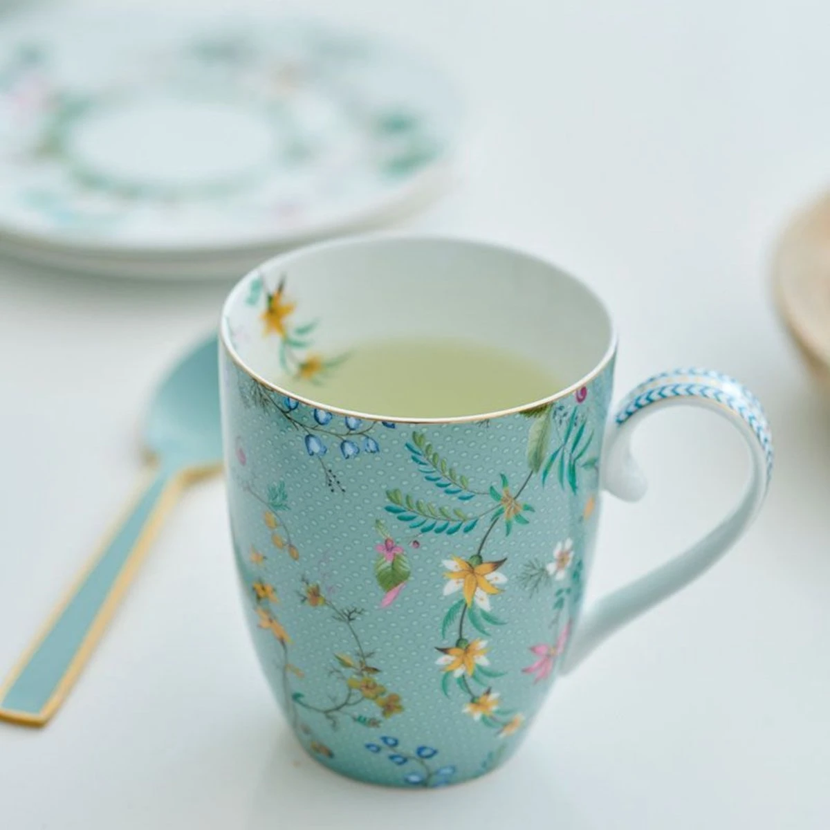 Pip Studio. Set Van 2 Grote Mokken Jolie Flowers Blue 350ml 4 Pip Studio. Set Van 2 Grote Mokken Jolie Flowers Blue 350ml - Afbeelding 2