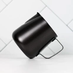 Melkopschuimkannetje Essentials - Zwart - 350ml - Melkkannetje Opschuim - Melkkannetje RVS - Melkkan 9 Melkopschuimkannetje Essentials - Zwart - 350ml - Melkkannetje Opschuim - Melkkannetje RVS - Melkkan -Keuken Benodigdheden Winkel 1200x1200 2791