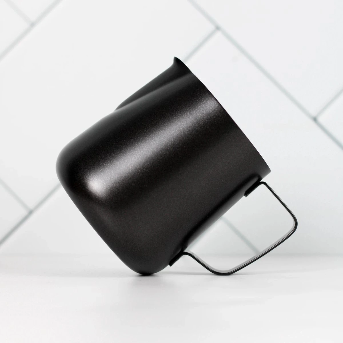 Melkopschuimkannetje Essentials - Zwart - 350ml - Melkkannetje Opschuim - Melkkannetje RVS - Melkkan 5 Melkopschuimkannetje Essentials - Zwart - 350ml - Melkkannetje Opschuim - Melkkannetje RVS - Melkkan - Afbeelding 3