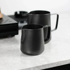 Melkopschuimkannetje Essentials - Zwart - 350ml - Melkkannetje Opschuim - Melkkannetje RVS - Melkkan 11 Melkopschuimkannetje Essentials - Zwart - 350ml - Melkkannetje Opschuim - Melkkannetje RVS - Melkkan -Keuken Benodigdheden Winkel 1200x1200 2793