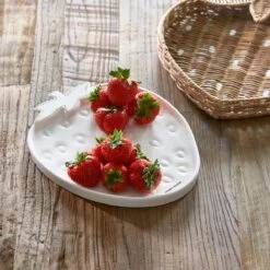 Riviera Maison Serveerschaal Aardbei, Zomers Serveerbord Voor Fruit - Tasty Strawberry Serving Dish - Wit / Goud - Porselein - 1 Stuk -Keuken Benodigdheden Winkel 1200x1200 2889