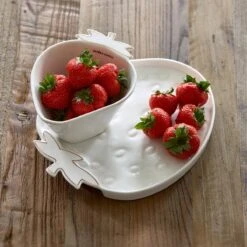 Riviera Maison Serveerschaal Aardbei, Zomers Serveerbord Voor Fruit - Tasty Strawberry Serving Dish - Wit / Goud - Porselein - 1 Stuk -Keuken Benodigdheden Winkel 1200x1200 2890