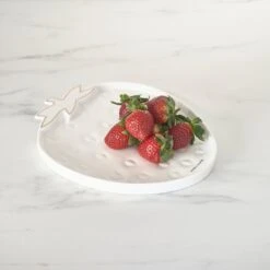 Riviera Maison Serveerschaal Aardbei, Zomers Serveerbord Voor Fruit - Tasty Strawberry Serving Dish - Wit / Goud - Porselein - 1 Stuk -Keuken Benodigdheden Winkel 1200x1200 2891
