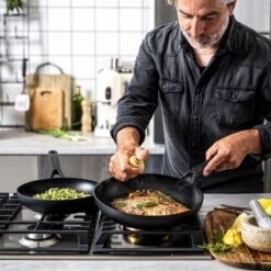 KitchenAid Classic Forged Aluminium Wok ø28cm - Zwart - Inductie - Anti-aanbak 26 KitchenAid Classic Forged Aluminium Wok ø28cm - Zwart - Inductie - Anti-aanbak -Keuken Benodigdheden Winkel 1200x1200 501