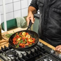 KitchenAid Classic Forged Aluminium Wok ø28cm - Zwart - Inductie - Anti-aanbak 27 KitchenAid Classic Forged Aluminium Wok ø28cm - Zwart - Inductie - Anti-aanbak -Keuken Benodigdheden Winkel 1200x1200 502