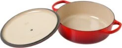 Le Creuset - Gietijzeren - Lage Braadpan - 24cm - Kersenrood 38 Le Creuset - Gietijzeren - Lage Braadpan - 24cm - Kersenrood -Keuken Benodigdheden Winkel 1200x478