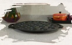 YUGN BLACK Poffertjespan Poffertjesmaker 6 Delige Set - 19 Poffertjes Incl Doseerfles Kwast Poffertjesvork Siliconen Ovenwanten - Platte Onderkant Poffertjespan Inductie Poffertjespan Elektrisch - Cadeau Tip -Keuken Benodigdheden Winkel 1200x751 2