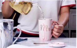 Merkloos Set Van 2 Mokken - Mok Set - Couple Mok - Koffiemok - Koffiebeker - Beker - Mokken En Bekers - Beker Met Lepel En Deksel - 400 Ml - Keramiek - Mr./Mrs. - Blauw/roze 18 Merkloos Set Van 2 Mokken - Mok Set - Couple Mok - Koffiemok - Koffiebeker - Beker - Mokken En Bekers - Beker Met Lepel En Deksel - 400 Ml - Keramiek - Mr./Mrs. - Blauw/roze -Keuken Benodigdheden Winkel 1200x752 7