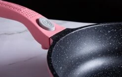 Royalty Line Inductie Pannenset - Luxe 14-delige Pannenset Marmeren Coating - Pannen Met Afneembare Handvaten - Oven-Ready - PFAS-Vrij - Voor Alle Warmtebronnen - Afneembare Koudgrepen - Antiaanbaklaag - Koekenpan Met Glazen Deksels - Roze 18 Royalty Line Inductie Pannenset - Luxe 14-delige Pannenset Marmeren Coating - Pannen Met Afneembare Handvaten - Oven-Ready - PFAS-Vrij - Voor Alle Warmtebronnen - Afneembare Koudgrepen - Antiaanbaklaag - Koekenpan Met Glazen Deksels - Roze -Keuken Benodigdheden Winkel 1200x757 6