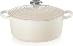 Le Creuset Braadpan Signature Meringue - ø 24 Cm / 4.2 Liter 8 Le Creuset Braadpan Signature Meringue - ø 24 Cm / 4.2 Liter -Keuken Benodigdheden Winkel 1200x764 6