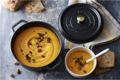 Staub Ronde Braadpan - Ø28 Cm - Zwart 13 Staub Ronde Braadpan - Ø28 Cm - Zwart -Keuken Benodigdheden Winkel 1200x801 9