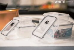 The White Series - Keramische Pannenset Met Glazen Deksels - Inclusief Set Vershoudbakjes - Zwart 11 The White Series - Keramische Pannenset Met Glazen Deksels - Inclusief Set Vershoudbakjes - Zwart -Keuken Benodigdheden Winkel 1200x813 8