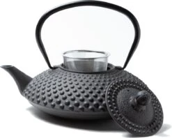 Tealøv THEE SET 1,25 LITER GIETIJZER | COMPLETE SET IN GESCHENKDOOS | Gietijzeren Theepot Met Roestvrijstalen Zeef, Gietijzeren Theekopjes En Onderzetter | In Authentiek Japanse Stijl | Kambin Zwart -Keuken Benodigdheden Winkel 1200x961 5
