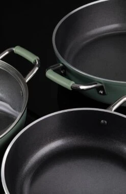 Primecook - Braadpan / Hapjespan Met Deksel - Ø 28 Cm - PFAS-vrij - Inductie - Ecoshield 23 Primecook - Braadpan / Hapjespan Met Deksel - Ø 28 Cm - PFAS-vrij - Inductie - Ecoshield -Keuken Benodigdheden Winkel 781x1200 1