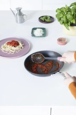 Brabantia Tasty+ Opscheplepel Plus Schraper - Grape Red -Keuken Benodigdheden Winkel 799x1200 2